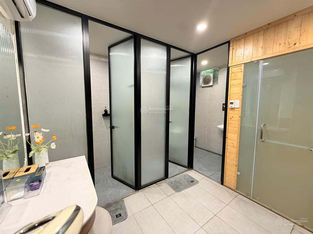 Cho thuê biệt thự 2 mặt tiền, view sông cực đẹp, trung tâm thành phố đà nẵng