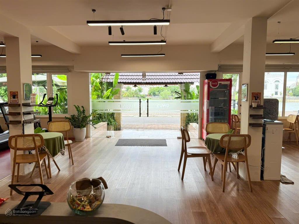 Cho thuê biệt thự 2 mặt tiền, view sông cực đẹp, trung tâm thành phố đà nẵng