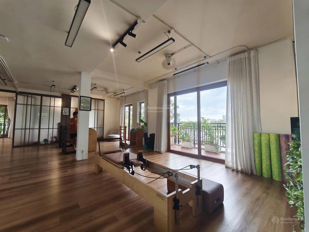Cho thuê biệt thự 2 mặt tiền, view sông cực đẹp, trung tâm thành phố đà nẵng