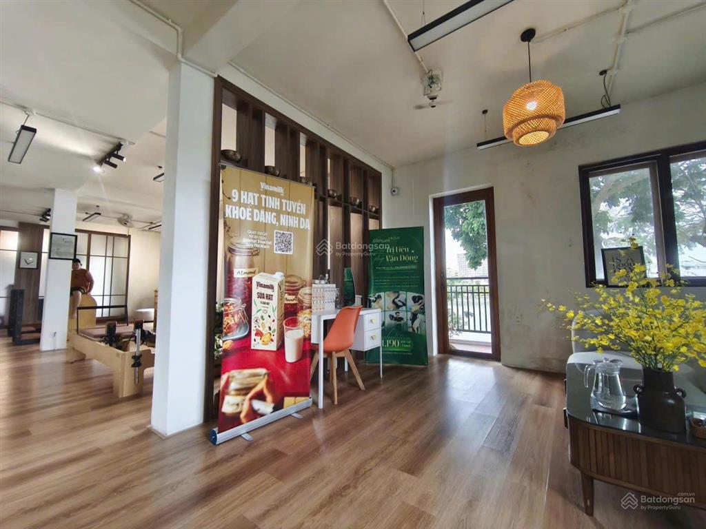 Cho thuê biệt thự 2 mặt tiền, view sông cực đẹp, trung tâm thành phố đà nẵng