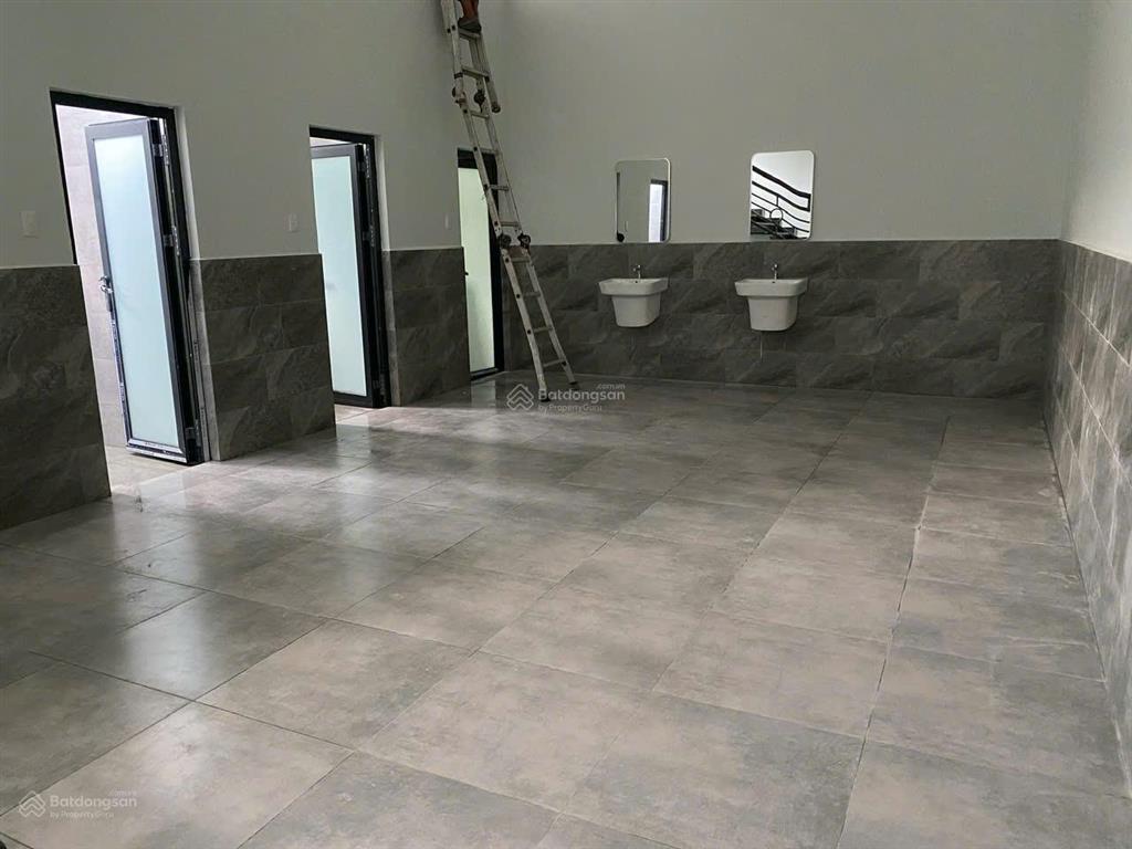 Cho thuê gấp kho xưởng 2200m2 tại đường kênh 19/5a kcn tân bình, giá 130k/m2/th, đường cont 24/24