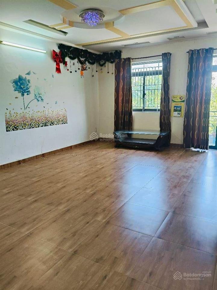 Nhà mặt tiền 4 tầng view công viên  ngay đại học kinh tế tphcm  5x20  8,4 tỷ