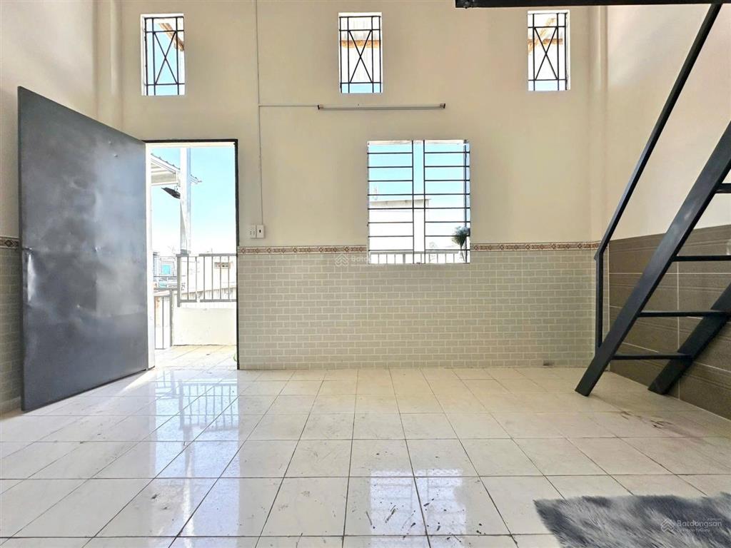 Cho thuê phòng gác lửng tại trần văn mười hóc môn  cửa sổ ban công cực thoáng mát, bãi xe rộng