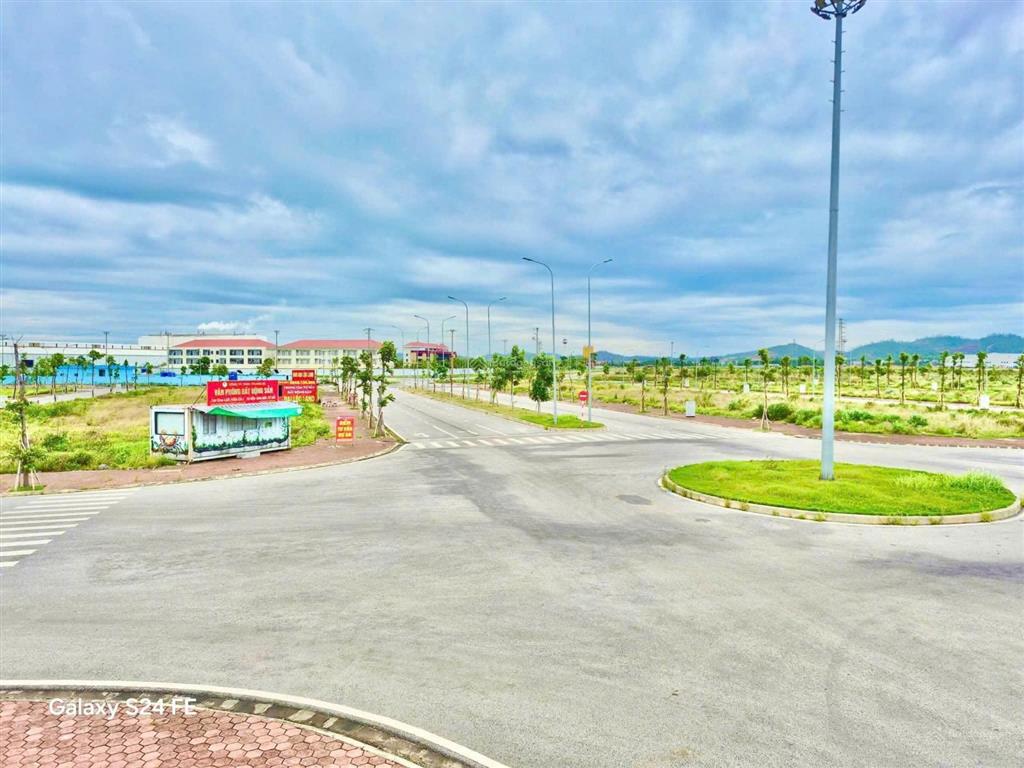 Cc gửi bán lô đất nền mặt trục đường đôi 36 mét nối ql18 & kcn cộng hòa    0965 803 ***