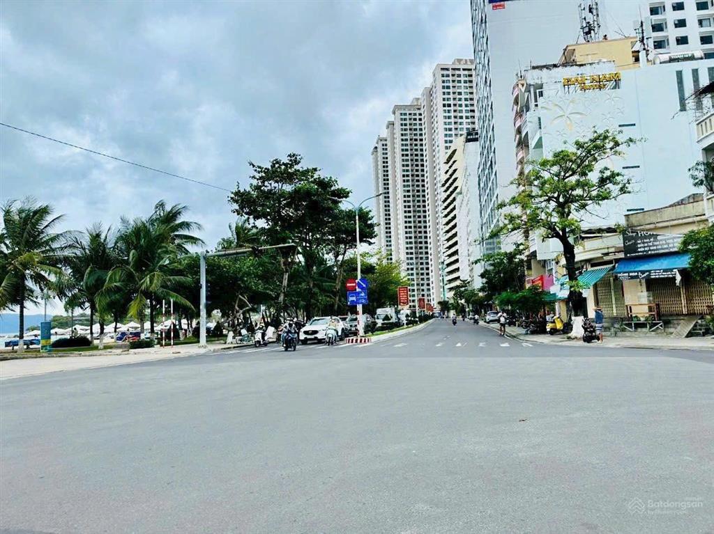 Bán nhà 2 tầng mặt tiền đường hòn chồng  ngang lớn, nở hậu đẹp