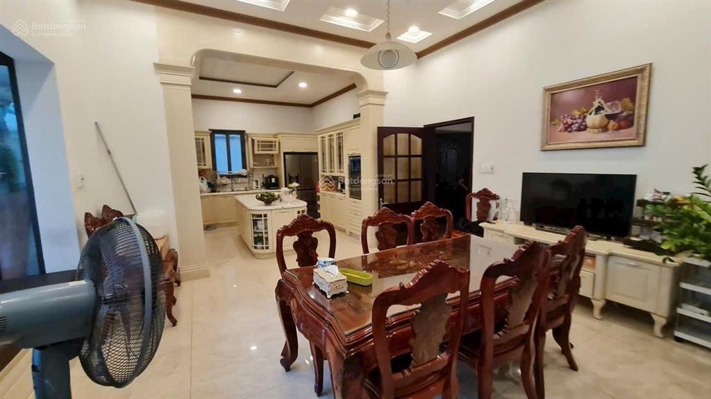 Bán rẻ biệt thự phổ quang gần sân bay, phường 2, quận tân bình