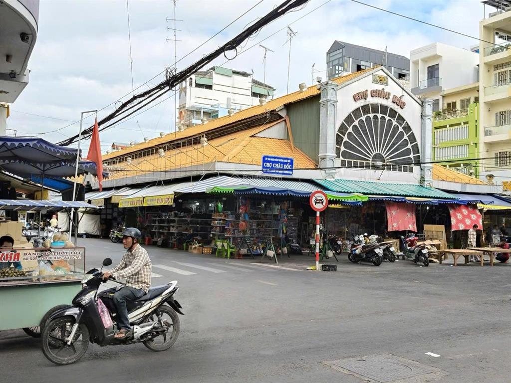 Giảm sốc nhà vị trí vàng đường bạch đằng đối diện cổng chợ châu đốc, an giang