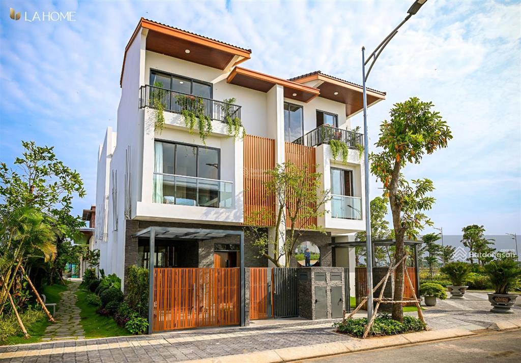 Bán gấp căn nhà phố la home view kênh 80m2 giá 3,6 tỷ.  0933 575 ***