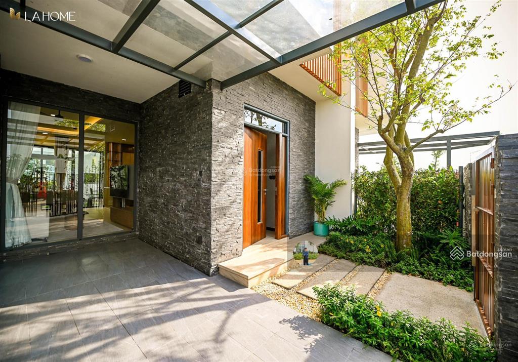 Bán gấp căn nhà phố la home view kênh 80m2 giá 3,6 tỷ.  0933 575 ***