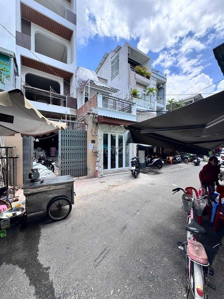 Mặt tiền gần chợ thuận tiện kinh doanh buôn bán
