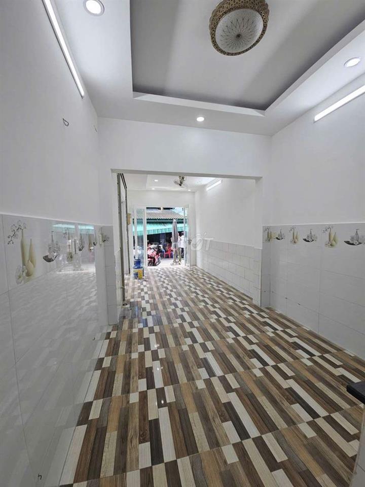 Mặt tiền gần chợ thuận tiện kinh doanh buôn bán