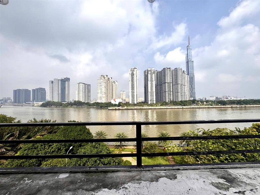 Building ngang 23m  6 tầng  2400m2, vị trí vàng view sông sg, trực diện lm81. trần não  q2