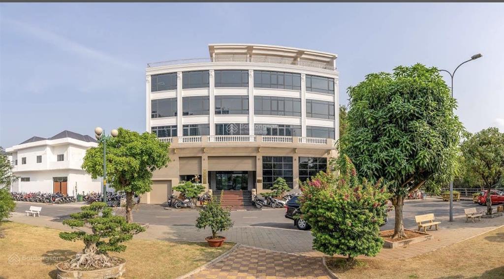 Building ngang 23m  6 tầng  2400m2, vị trí vàng view sông sg, trực diện lm81. trần não  q2