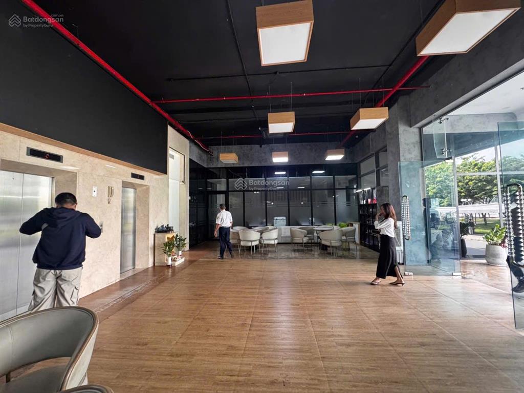 Building ngang 23m  6 tầng  2400m2, vị trí vàng view sông sg, trực diện lm81. trần não  q2