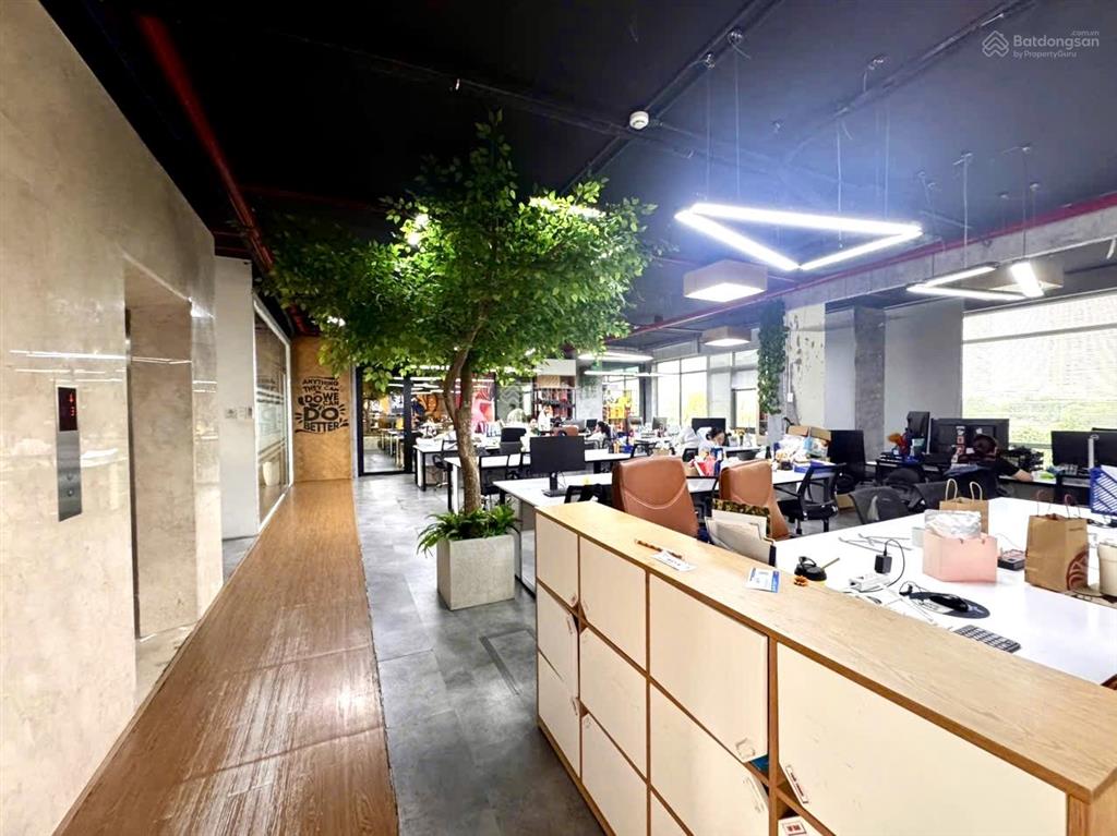 Building ngang 23m  6 tầng  2400m2, vị trí vàng view sông sg, trực diện lm81. trần não  q2