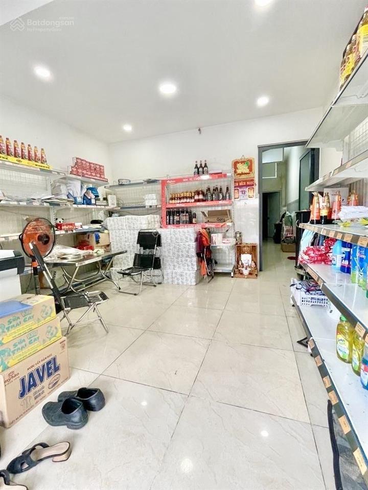 Mặt tiền đường sát cầu ông lãnh giáp quận 1  khu khánh hội quận 4  dt 55m2  5.05 tỷ