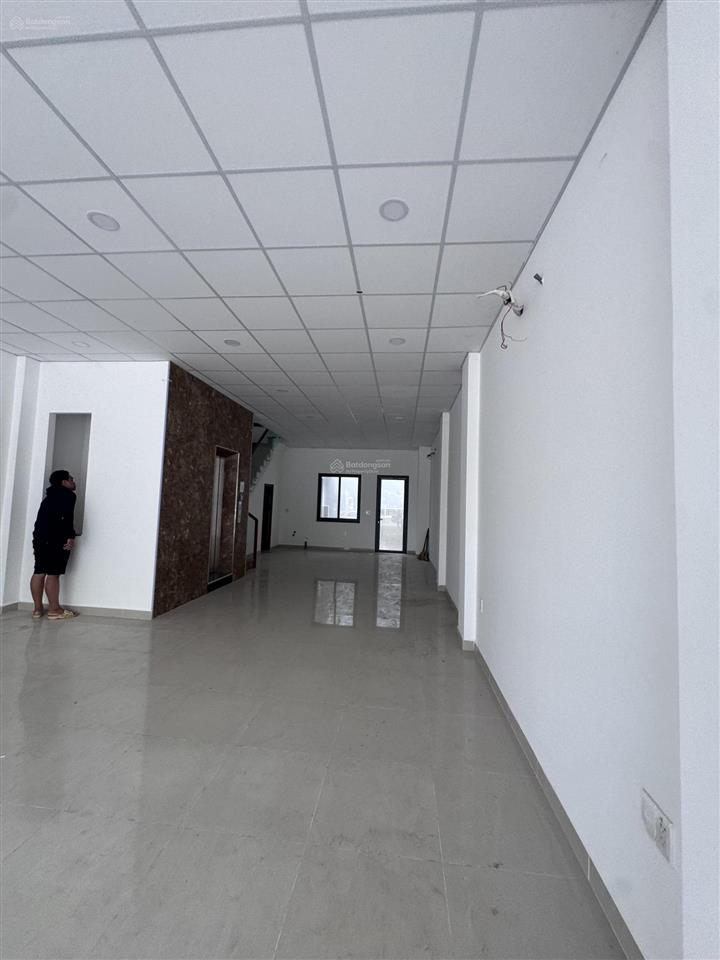Cho thuê nhà mặt tiền đường liên phường có thang máy , sàn trống suốt