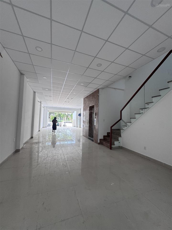 Cho thuê nhà mặt tiền đường liên phường có thang máy , sàn trống suốt