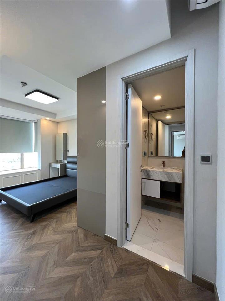 Hàng hiếm m7 midtown. giá 9.4 tỷ 80m2 full nội thất. có ô xe. view đẹp thoáng. 0933 252 *** gọi hà ạ