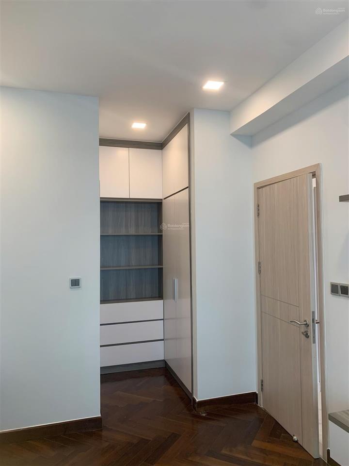 Căn cuối cùng giá tốt. cần bán gấp 2pn 90m2 full nội thất. mid m6. có sổ hồng và ô xe. giá 9.15 tỷ