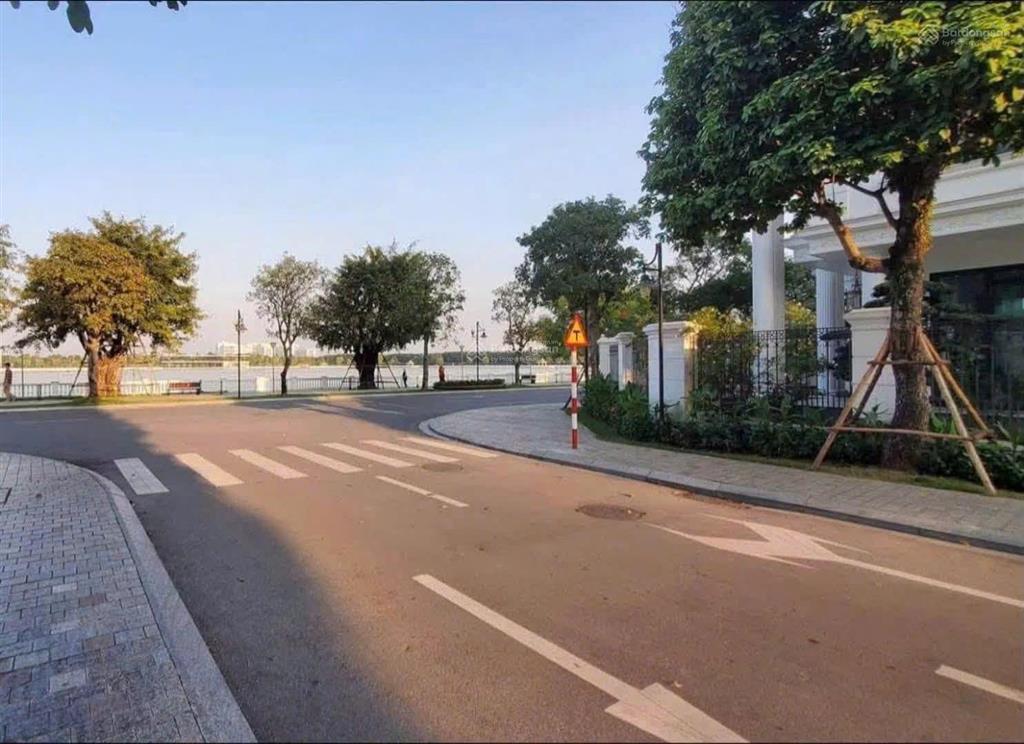 Bán gấp song lập nhỏ áp góc nguyệt quế, 128m2, hoàn thiện đẹp, view hồ điều hòa, gần vườn hoa