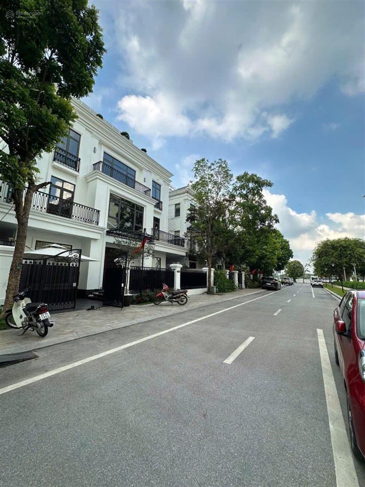 Bán gấp song lập nhỏ áp góc nguyệt quế, 128m2, hoàn thiện đẹp, view hồ điều hòa, gần vườn hoa