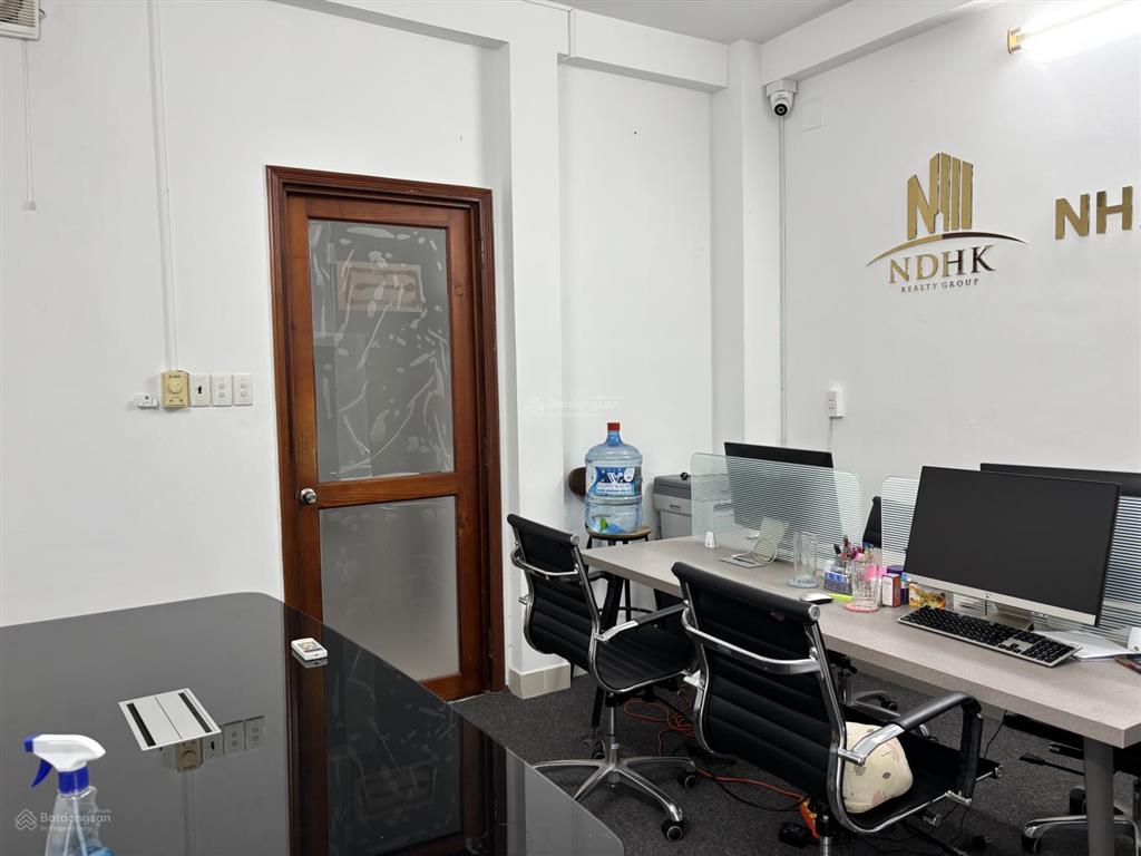 Chính chủ vp cho thuê  20m2 chỉ 6tr  sẵn nội thất, có ban công q1