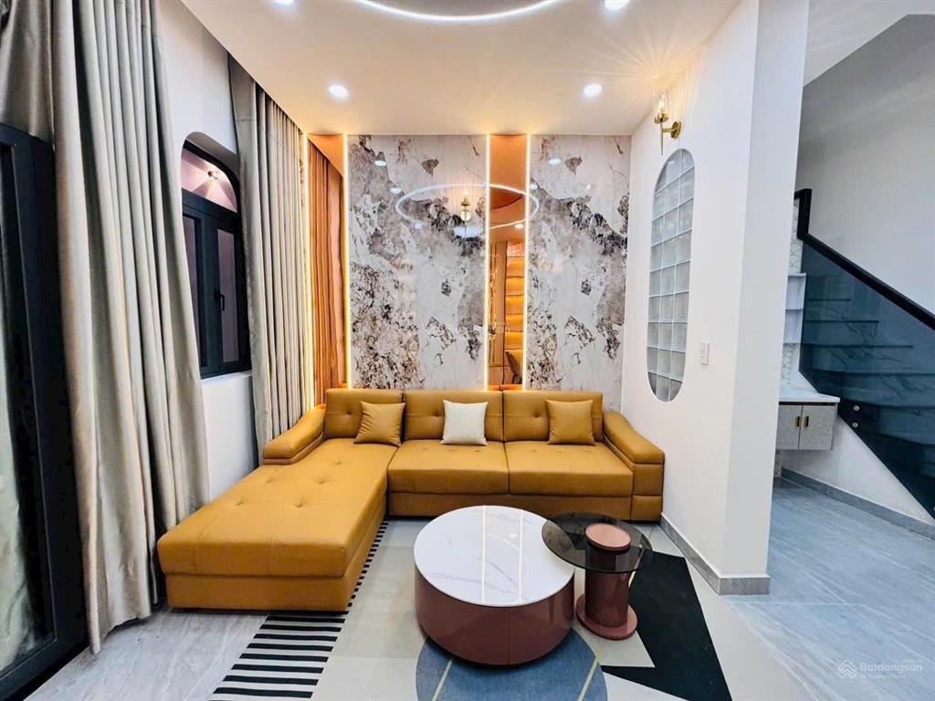 Khu v.ip lê văn sỹ, quận 3  nhà đẹp kts  4.6m x 7.2m (nở hậu 5.7m) 4 tầng 4pn 4wc chỉ 7.3 t.ỷ