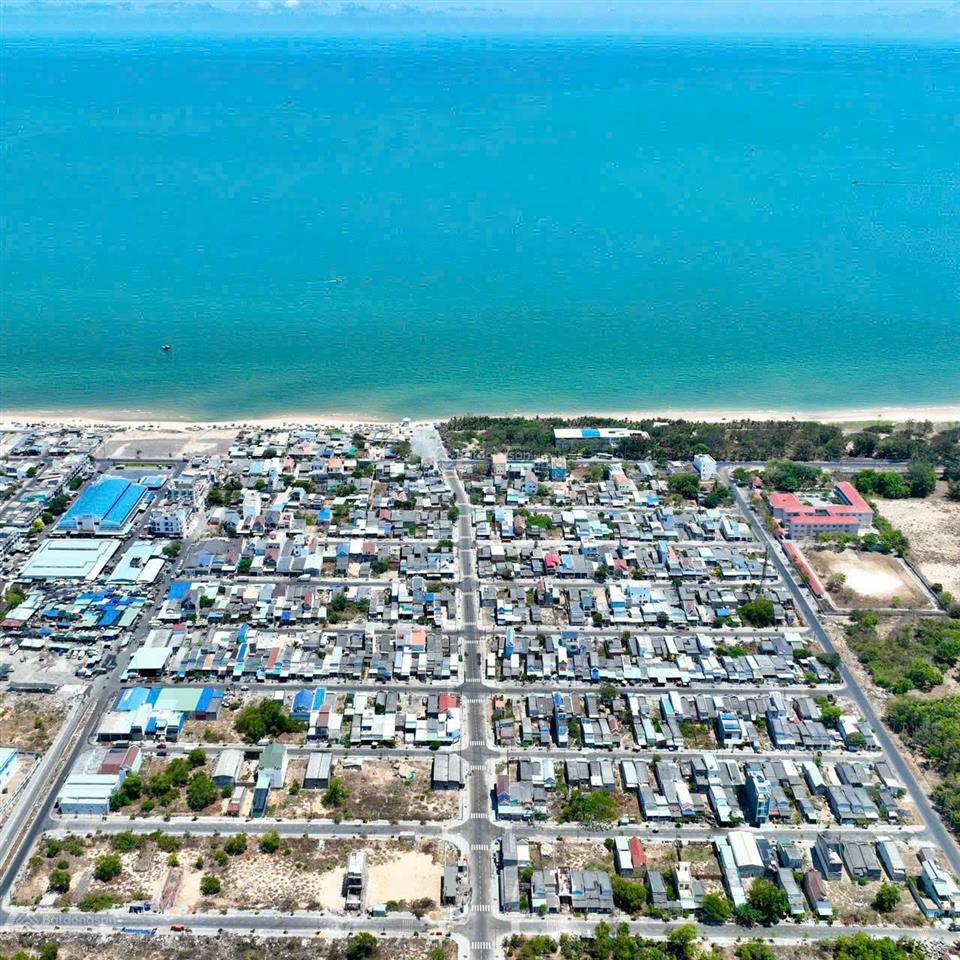 Bán lô đất 600m2  mặt tiền võ văn kiệt  long đất