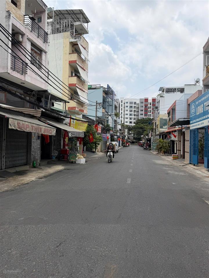 Bán nhà đối diện siêu thị aeon nhật. p tân sơn nhì  tân phú. dt 4x10.5m. 1 lầu đúc btct