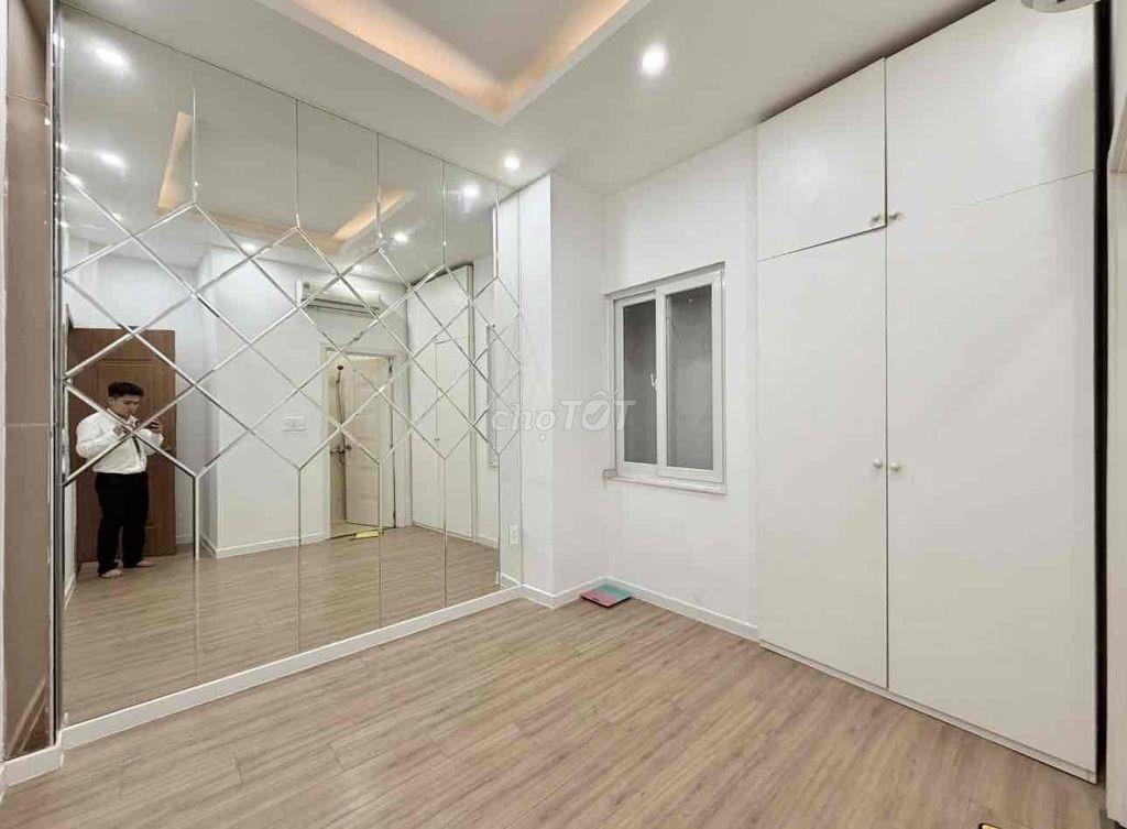 BÁN NHÀ 1trệt , 2 lầu , , sân thượng