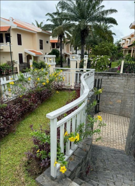 Bán biệt thự mũi né domain dt 550m2 1 trệt 1 lầu gồm 4pn, đầy đủ tiện ích, có hồ bơi, giá 14 tỷ