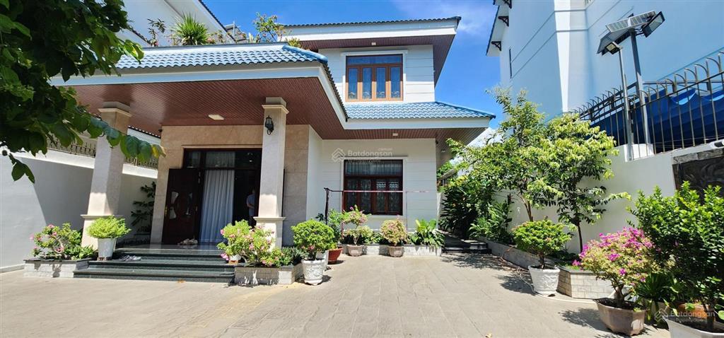 Cho thuê căn biệt thự 300m2 3 tầng đối diện công viên tại kđt vĩnh điềm trung