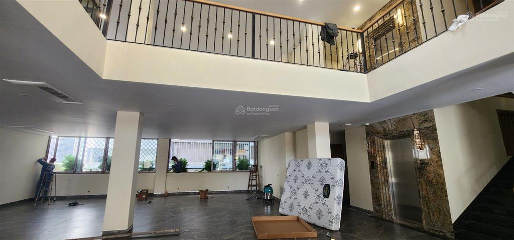 Cho thuê mặt bằng làm ngân hàng, showroom, spa, nhà mới siêu đẹp mặt tiền 15m vị trí đẹp