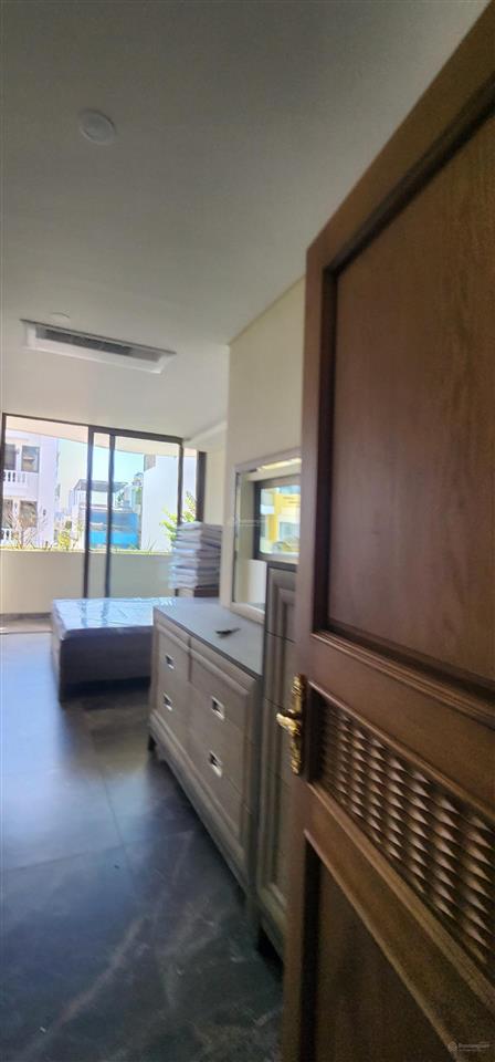 Cho thuê nhà đường thích quảng đức, nhà mới mặt tiền rộng thích hợp làm ngân hàng showroom...