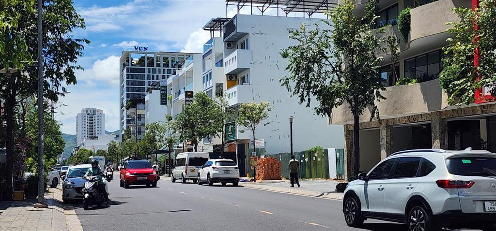 Cho thuê nhà đường thích quảng đức, nhà mới mặt tiền rộng 15m thích hợp làm ngân hàng showroom