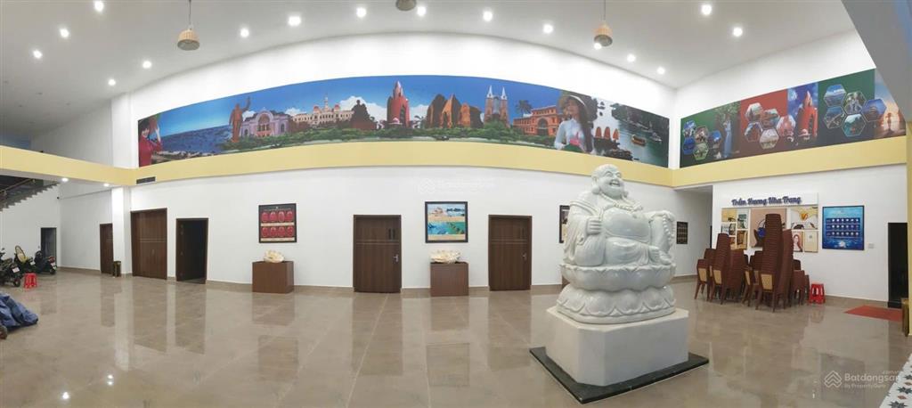 Cho thuê showroom 32000m2 đường trước nhà 35m, mặt tiền lớn phù hợp mọi loại hình kinh doanh