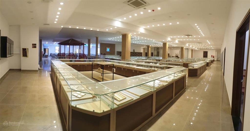 Cho thuê showroom 32000m2 đường trước nhà 35m, mặt tiền lớn phù hợp mọi loại hình kinh doanh