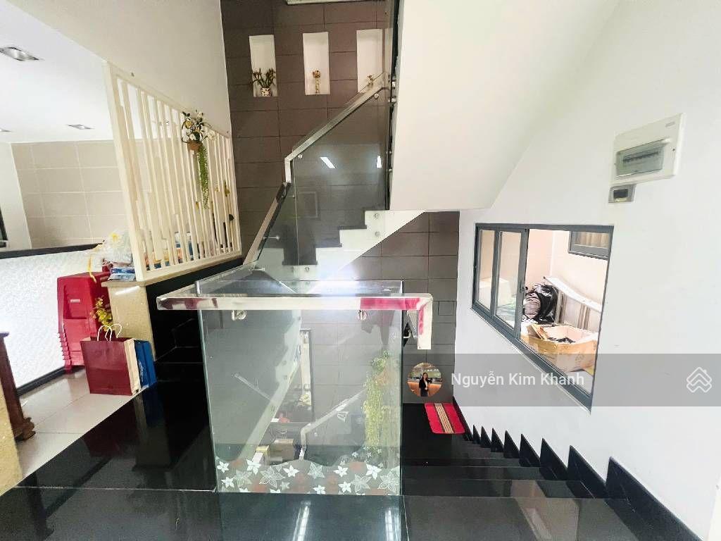 Khu vip phú nhuận  có vỉa hè riêng  view cv 81,3m2 5 tầng ngang 6,8m tiện kinh doanh làm công ty