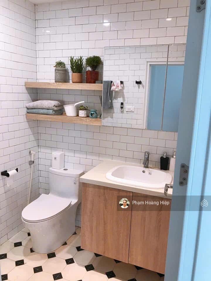 (hiếm) hơn 8 tỷ căn 68.2m2  2 pn  2wc  view hồ  dự án vip vinhomes greenbay.  0858 045 ***