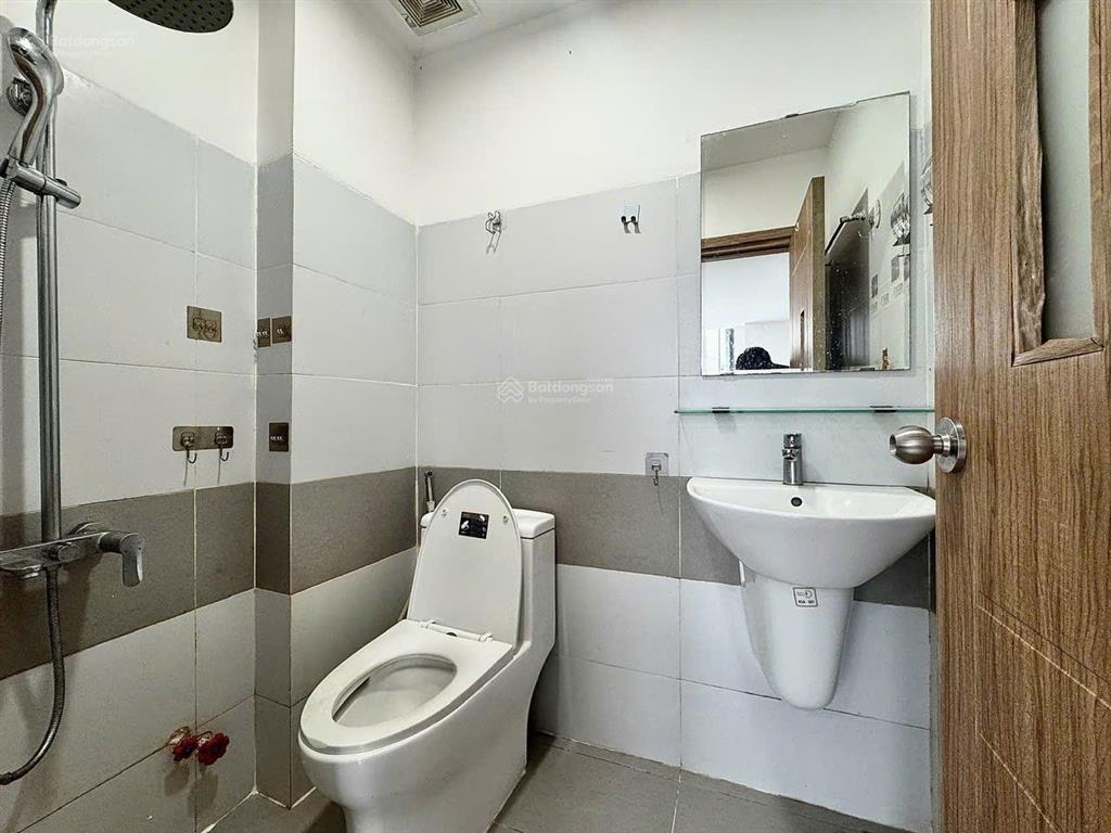 Cho thuê chdv mặt tiền lạc long quân  tân bình 2pn full tiện nghi, thang máy,hầm xe. giá 8,5tr/th