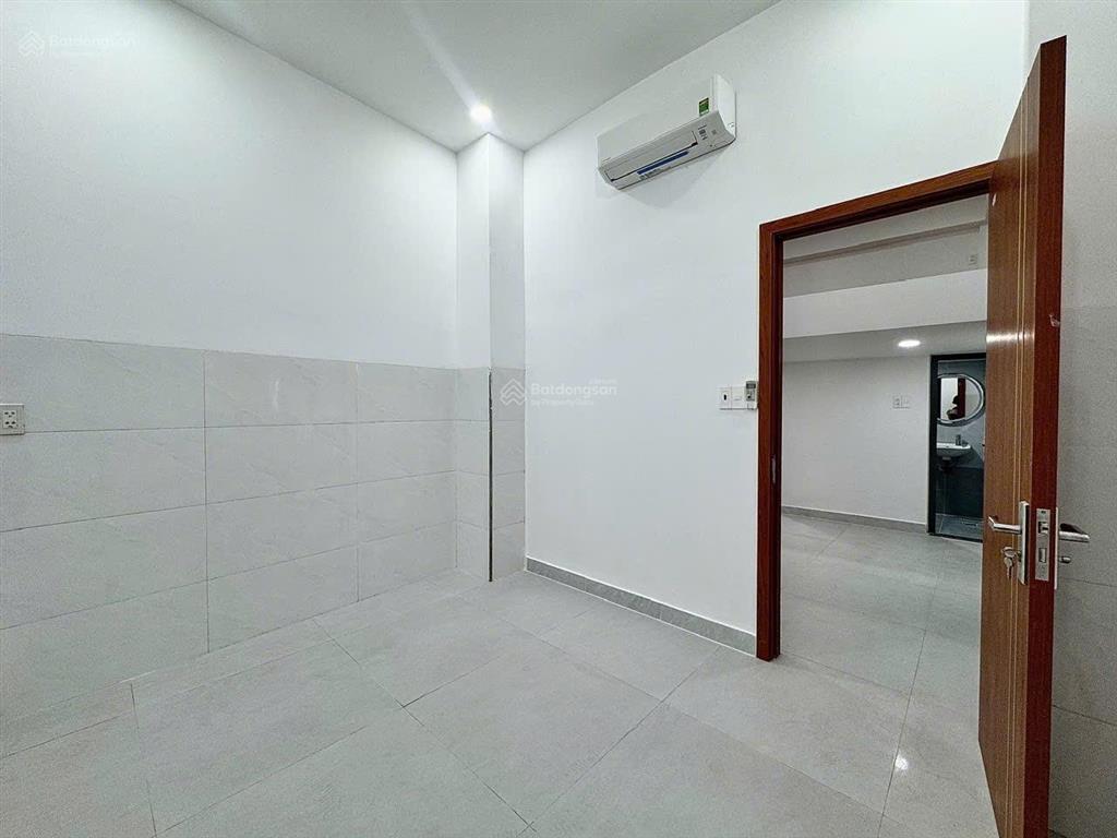Cho thuê chdv mặt tiền lạc long quân  tân bình 2pn full tiện nghi, thang máy,hầm xe. giá 8,5tr/th