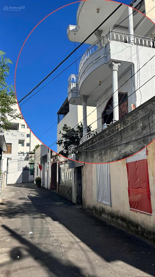 Nhà 3,5 tầng ngang 7,6m sát bãi tắm biển hòn chồng  ngang 7,6m thông thoáng