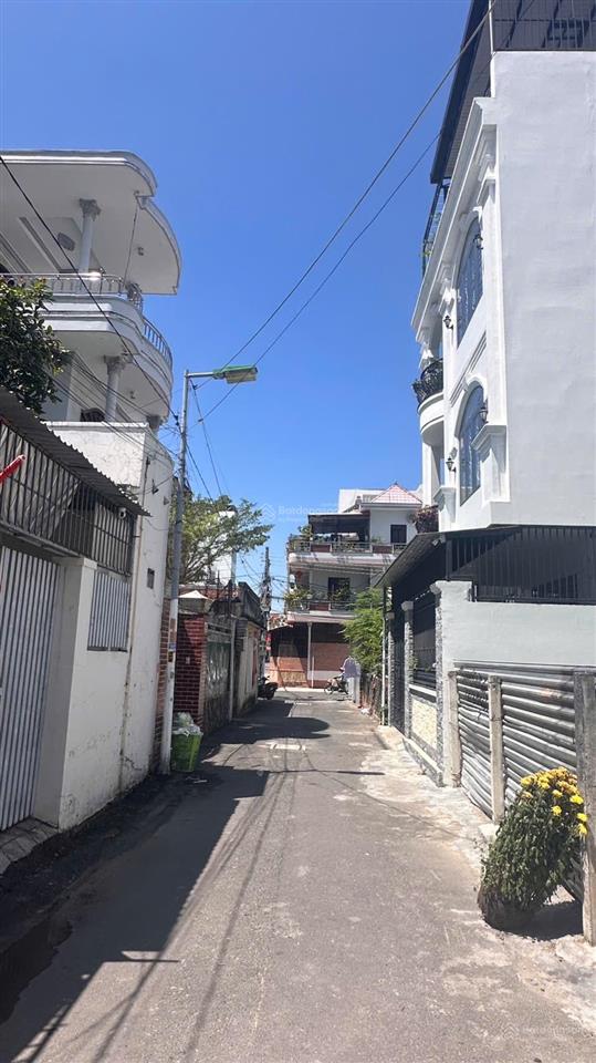 Nhà 3,5 tầng ngang 7,6m sát bãi tắm biển hòn chồng  ngang 7,6m thông thoáng