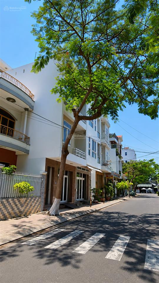 Bán nhà 2 tầng ngang 8m  góc 2 mặt tiền vị trí vàng kinh doanh cách bãi tắm biển chỉ 200m