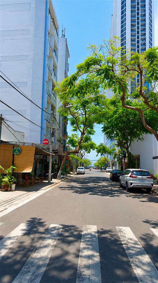 Bán nhà 2 tầng ngang 8m  góc 2 mặt tiền vị trí vàng kinh doanh cách bãi tắm biển chỉ 200m