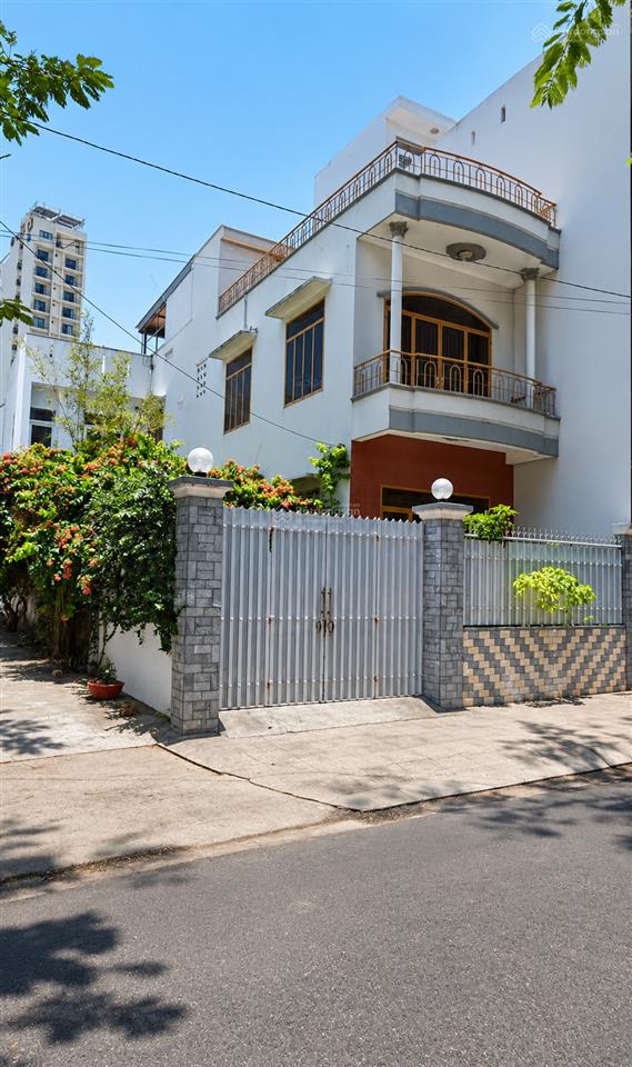 Bán nhà 2 tầng ngang 8m  góc 2 mặt tiền vị trí vàng kinh doanh cách bãi tắm biển chỉ 200m