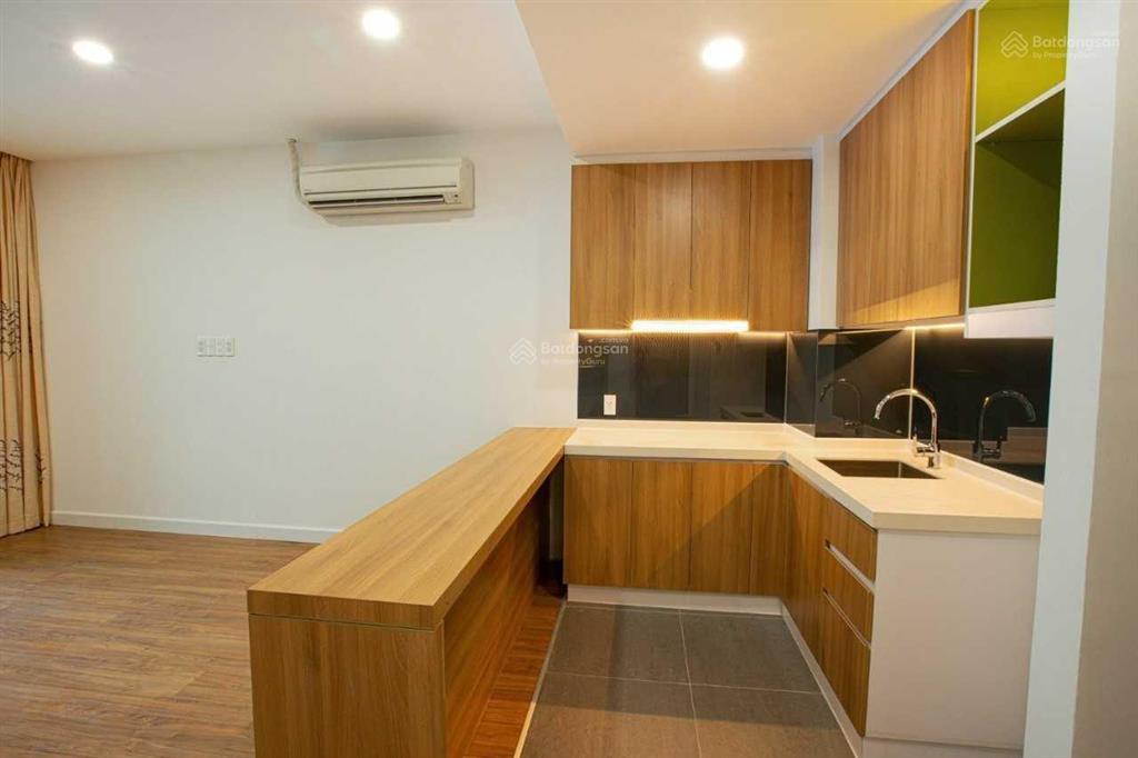 Cho thuê office  tel  republic plaza 52m2, căn góc, 2 ban công thoáng mát, giá thuê 14tr/tháng