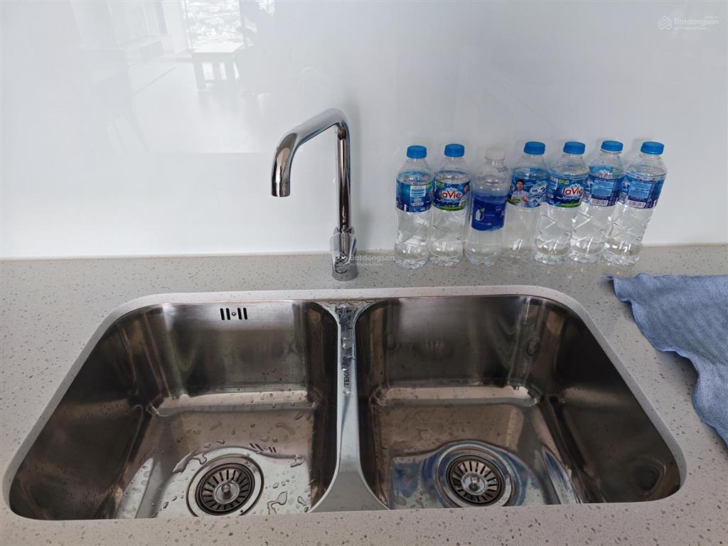 Chính chủ cho thuê căn 2pn urban green vừa xong nội thất.  0964 998 ***