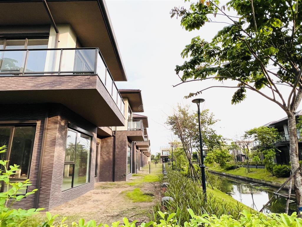 Biệt thự căn góc view kênh nhà xây sẵn mua giá gốc cđt khu đô thị waterpoint